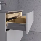 Stor badrumsinspiration i nordisk stil med badrumsmöbler i ljusblå färg och träbänkskiva med elegant fristående handfat, fiskbensgolv i trä som skapar en ljus och klassisk stil