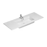 Stort badrum i gröna färger med tvättställsskåp, oval spegel med guldkant och vackra luckor med ram