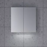 Stor badrumsinspiration i nordisk stil med badrumsmöbler i ljusblå färg och träbänkskiva med elegant fristående handfat, fiskbensgolv i trä som skapar en ljus och klassisk stil