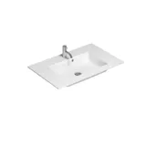 Stilfull badrumsinspiration med beige tvättställsskåp med innerskiva, överskåp, öppen hylla, ovalt spegel med belysning, matchande pendellampor, hylla under spegeln och vägghängd toalett. Väggar med ljusa, avlånga kakelplattor