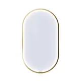 Stort badrum i gröna färger med tvättställsskåp, oval spegel med guldkant och vackra luckor med ram