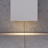 Stor badrumsinspiration med grå underskåp med integrerat handtag, snyggt sidomonterat handfat, fyrkantig spegel med rundade hörn, väggar i betonglook och råa material för en urban look