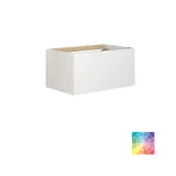 Stilfull badrumsinspiration med beige tvättställsskåp med innerskiva, överskåp, öppen hylla, ovalt spegel med belysning, matchande pendellampor, hylla under spegeln och vägghängd toalett. Väggar med ljusa, avlånga kakelplattor