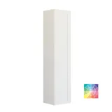 Stort badrum i gröna färger med tvättställsskåp, oval spegel med guldkant och vackra luckor med ram