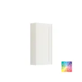 Stort badrum i gröna färger med tvättställsskåp, oval spegel med guldkant och vackra luckor med ram