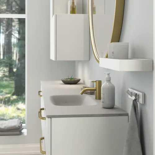 Stort och romantiskt badrum med rund spegel med guldkant