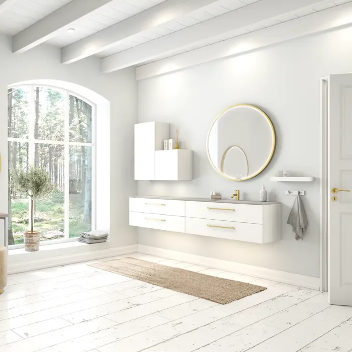 Stort och romantiskt badrum med rund spegel med guldkant