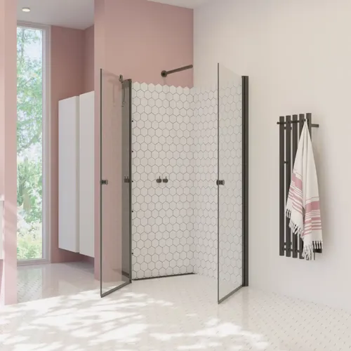 Stor badrumsinspiration med vit badrumsmöbel, fyrkantig spegel, och duschskärm med slagdörrar med klarglas och profiler i mattsvart, samt en elegant elektrisk handdukstork.